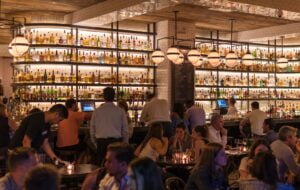 La vida nocturna de Nueva York más allá de Manhattan: bares y clubes en otros distritos