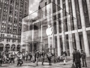 Descubre la Innovación en la Quinta Avenida: Un Vistazo Exclusivo a la Apple Store de Nueva York