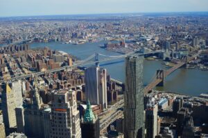 El East River de Nueva York: Más que un Cuerpo de Agua, un Hilo Conector de Culturas e Historias