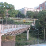 El Encanto del Squibb Park Bridge: Un Paseo Único entre Brooklyn Heights y el Parque