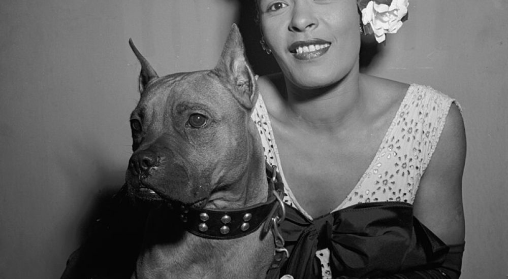 (Portrait_of_Billie_Holiday_and_Mister,_Downbeat,_New_York,_N.Y.,_ca._Feb._1947) Café Society en Greenwich Village: Cuna del Jazz y el Activismo Social